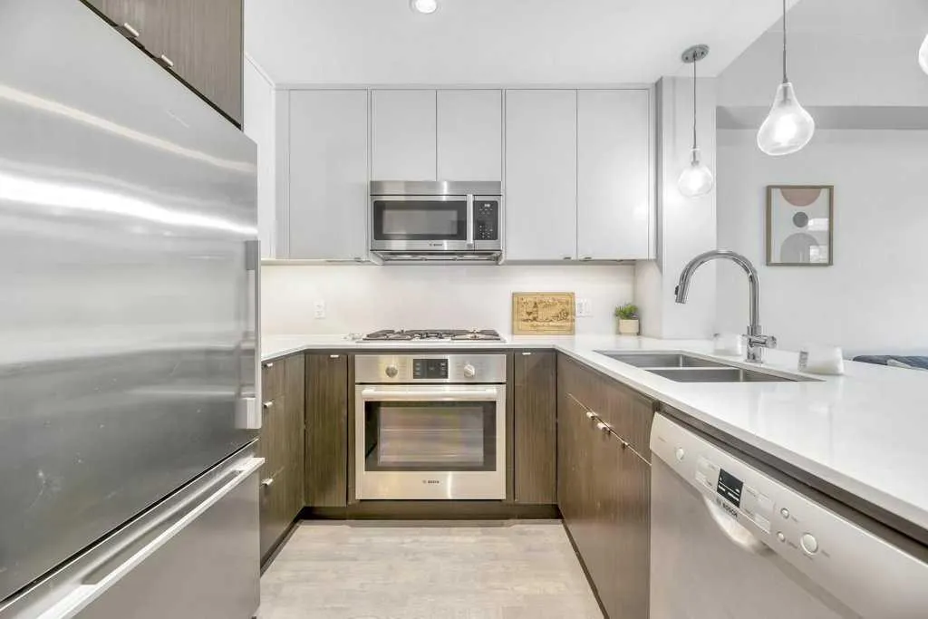 305 18 Avenue SW #328