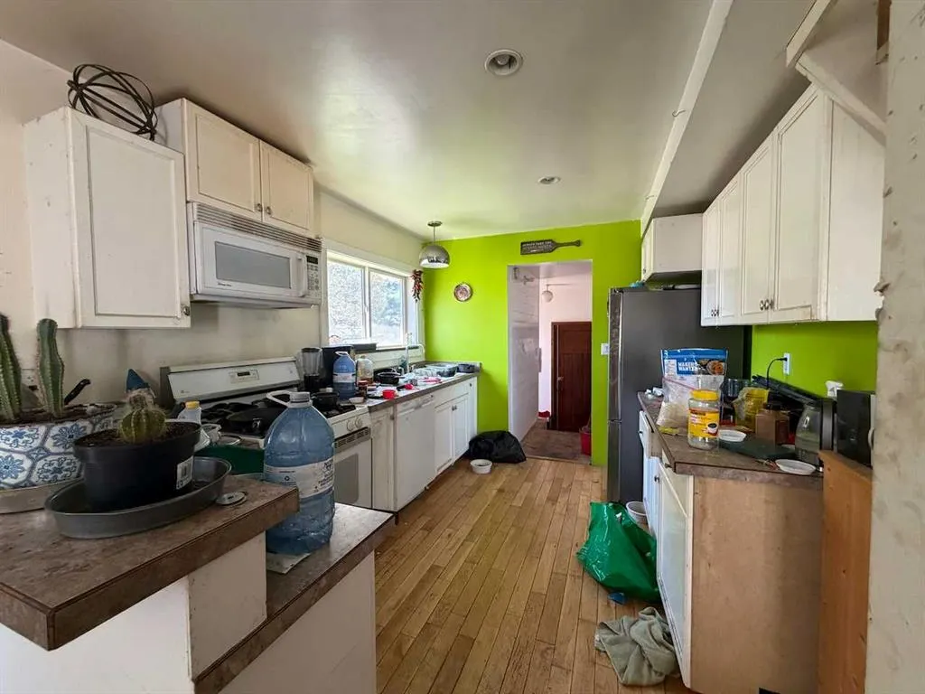 3922A 46 Street