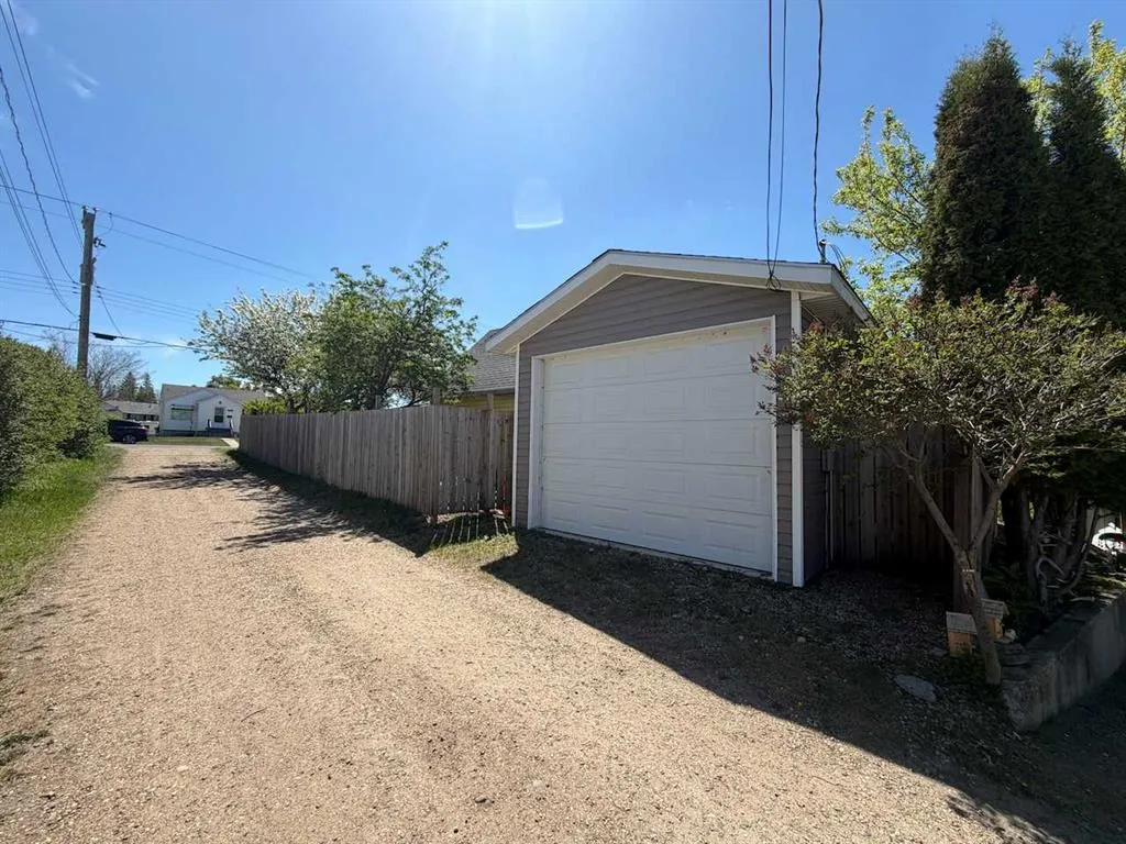 3922A 46 Street