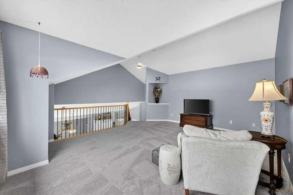 248 Springbank Villas SW