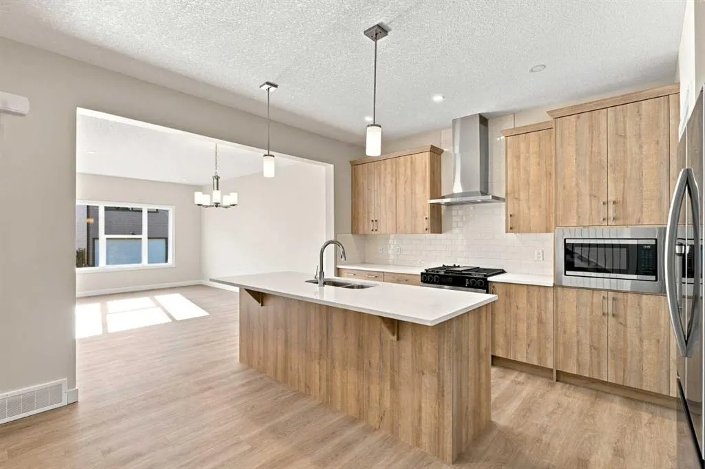 76 Buffaloberry Manor SE