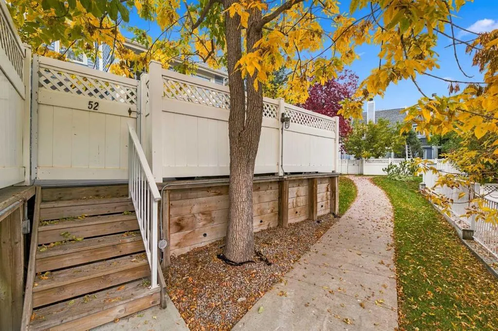 28 Berwick Crescent NW #52