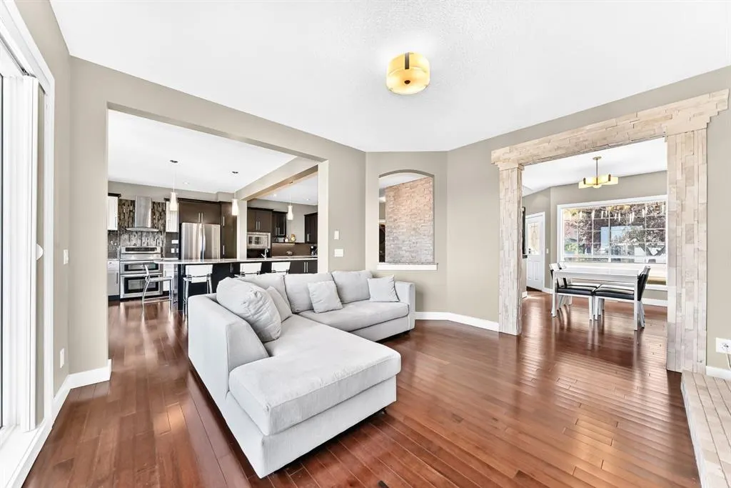 255 Edgebrook Park NW