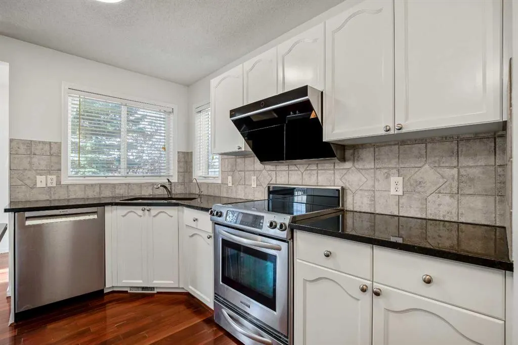 44 Rocky Ridge Close NW