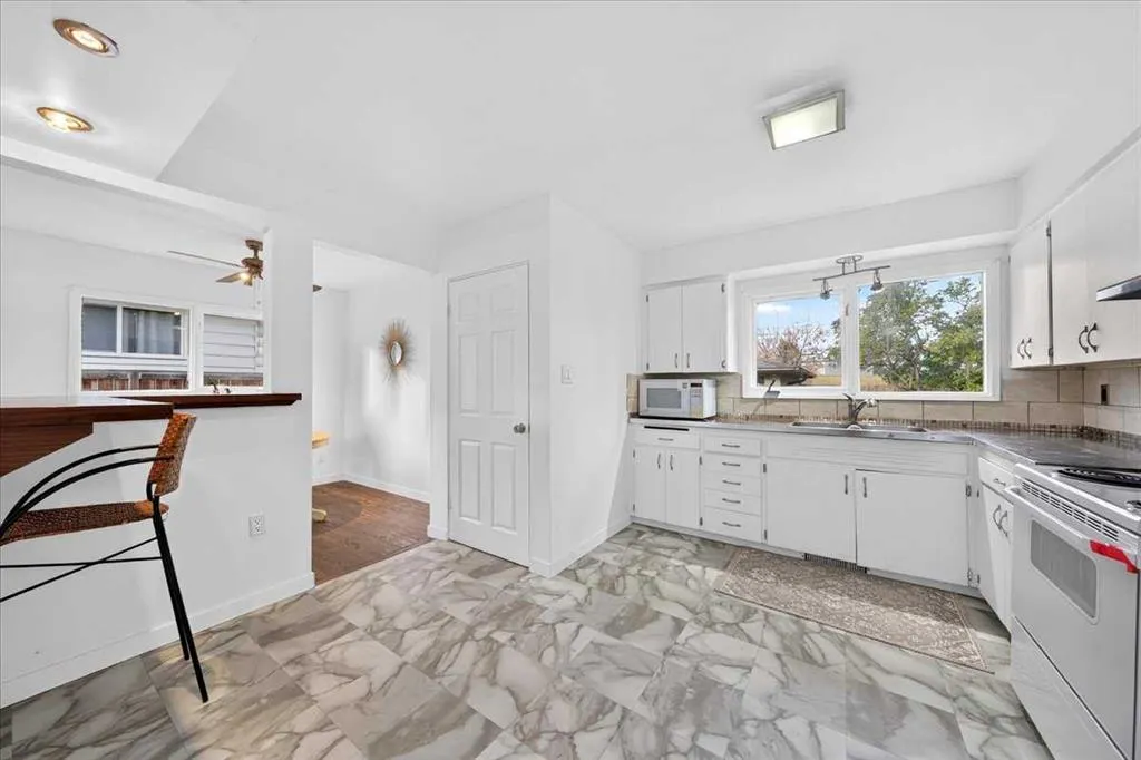 8 Hogarth Crescent SW