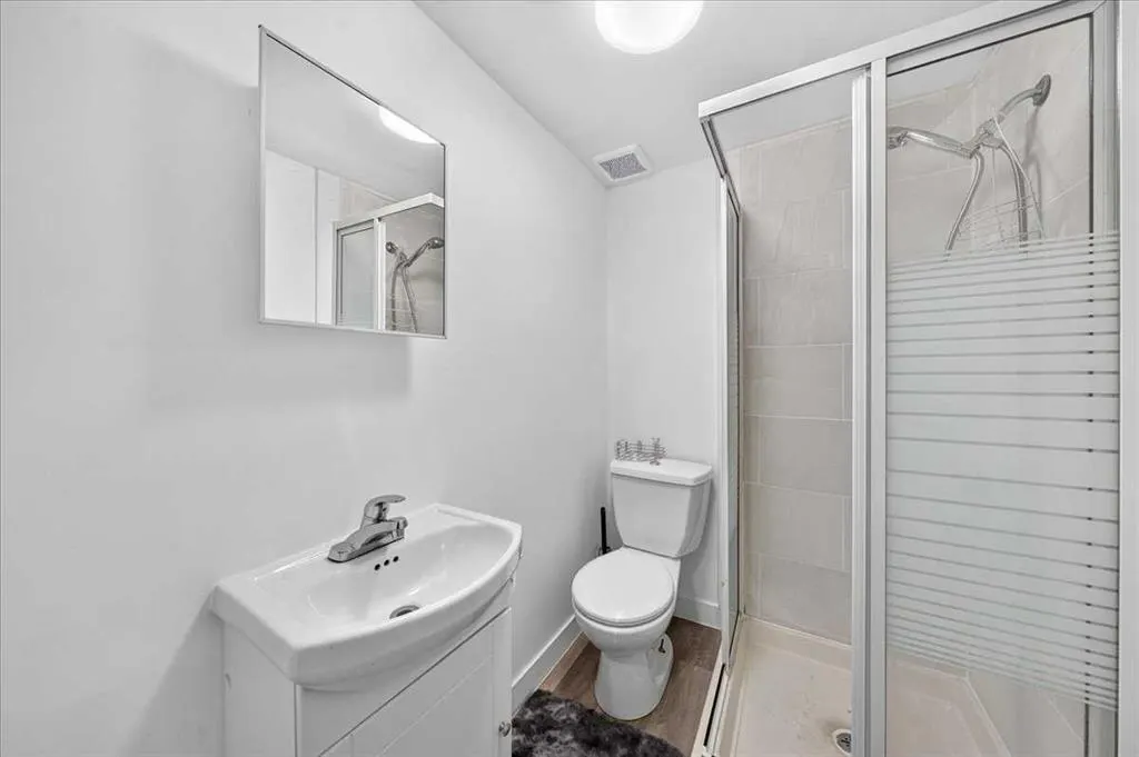 8 Hogarth Crescent SW