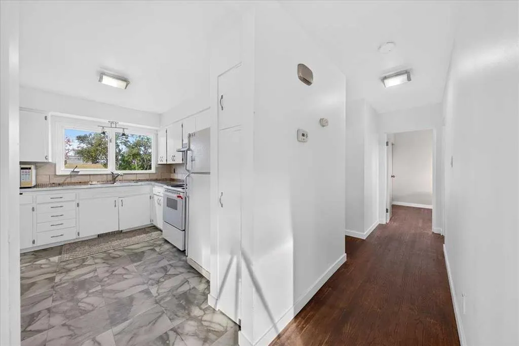 8 Hogarth Crescent SW