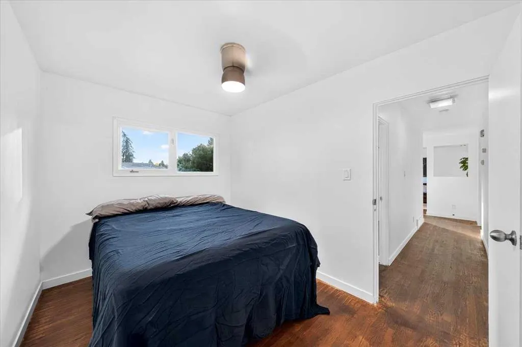 8 Hogarth Crescent SW