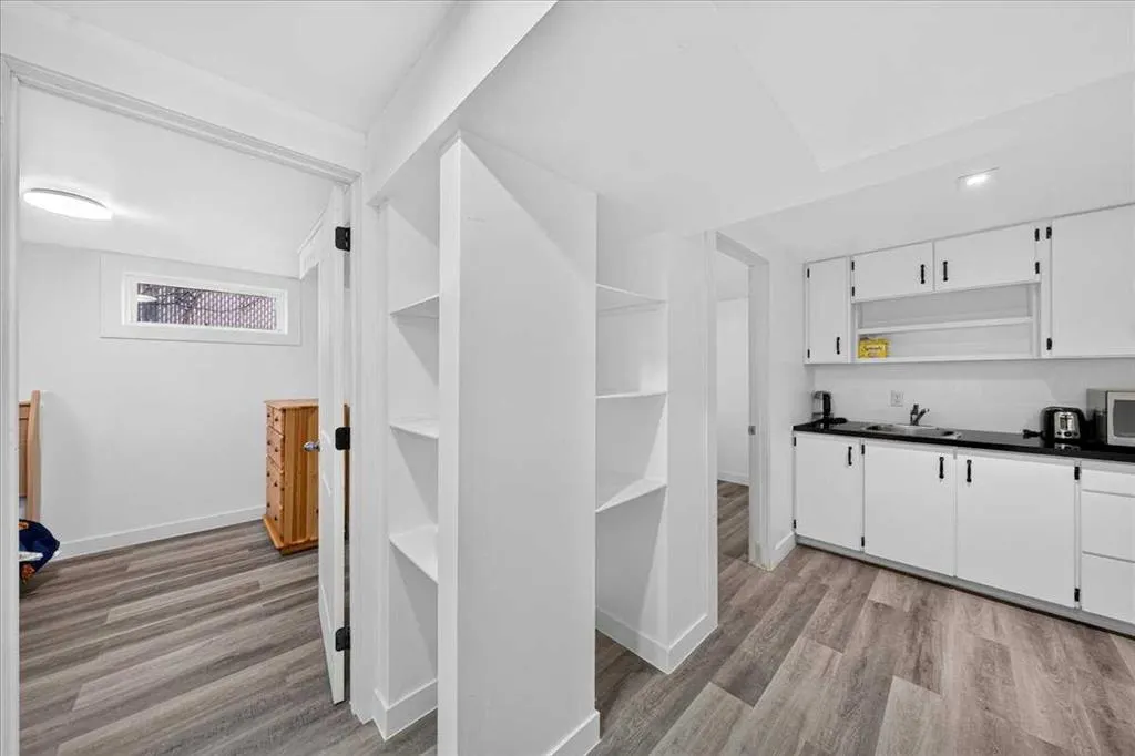 8 Hogarth Crescent SW