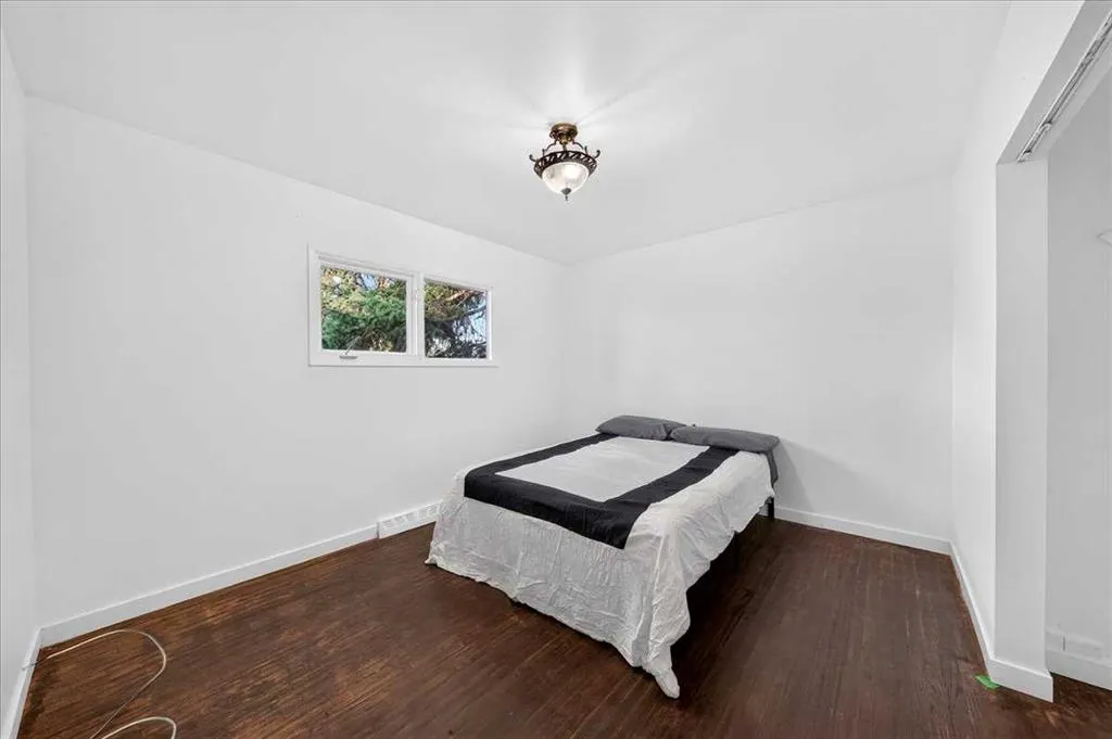 8 Hogarth Crescent SW