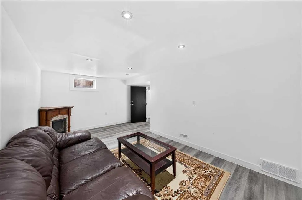 8 Hogarth Crescent SW
