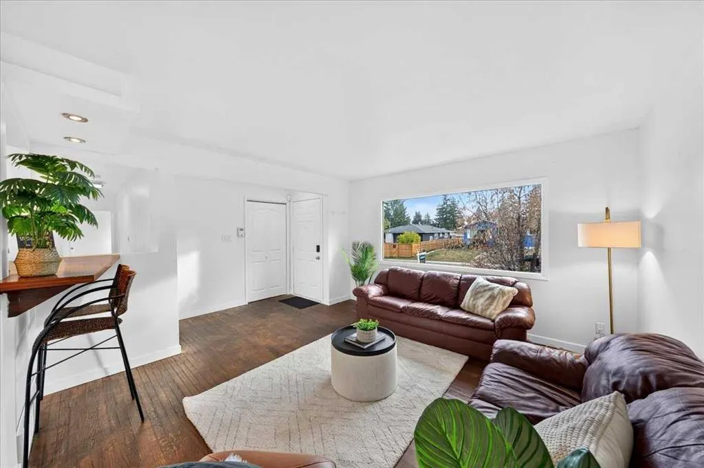 8 Hogarth Crescent SW