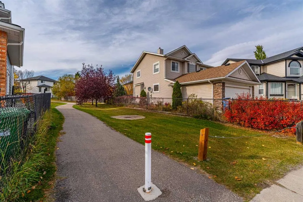 202 Panorama Hills Close NW