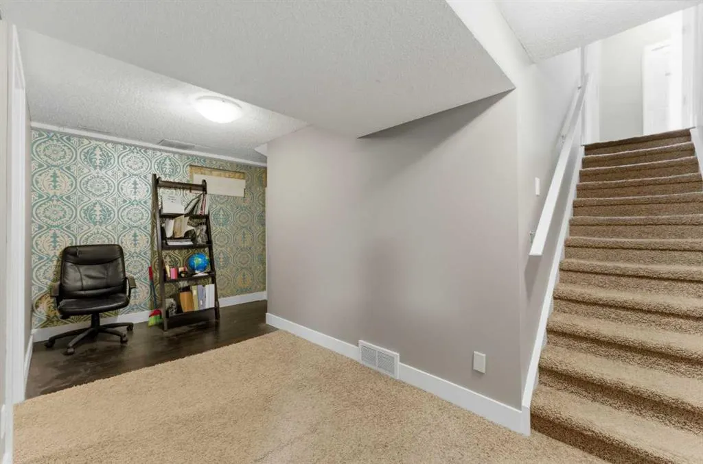 36 Varsity Estates Court NW