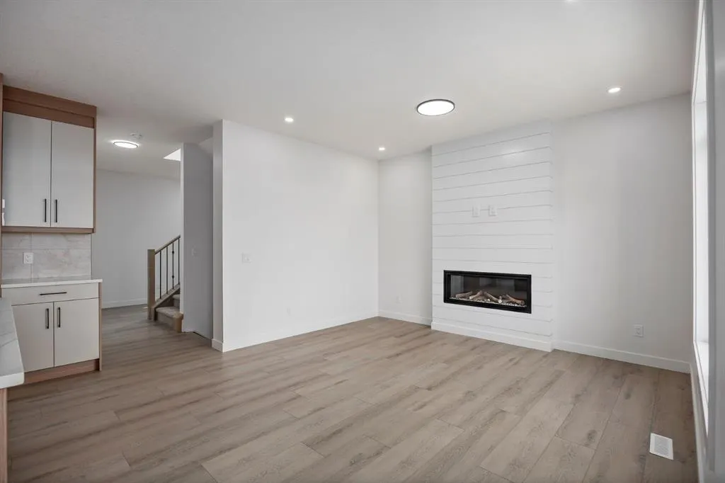 142 Lakewood Crescent