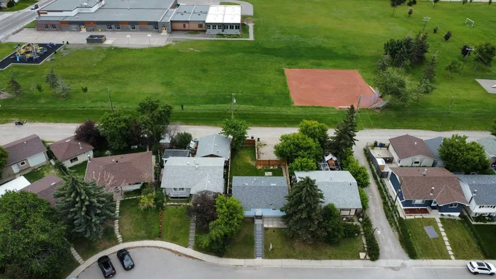 119 Maranda Close NE