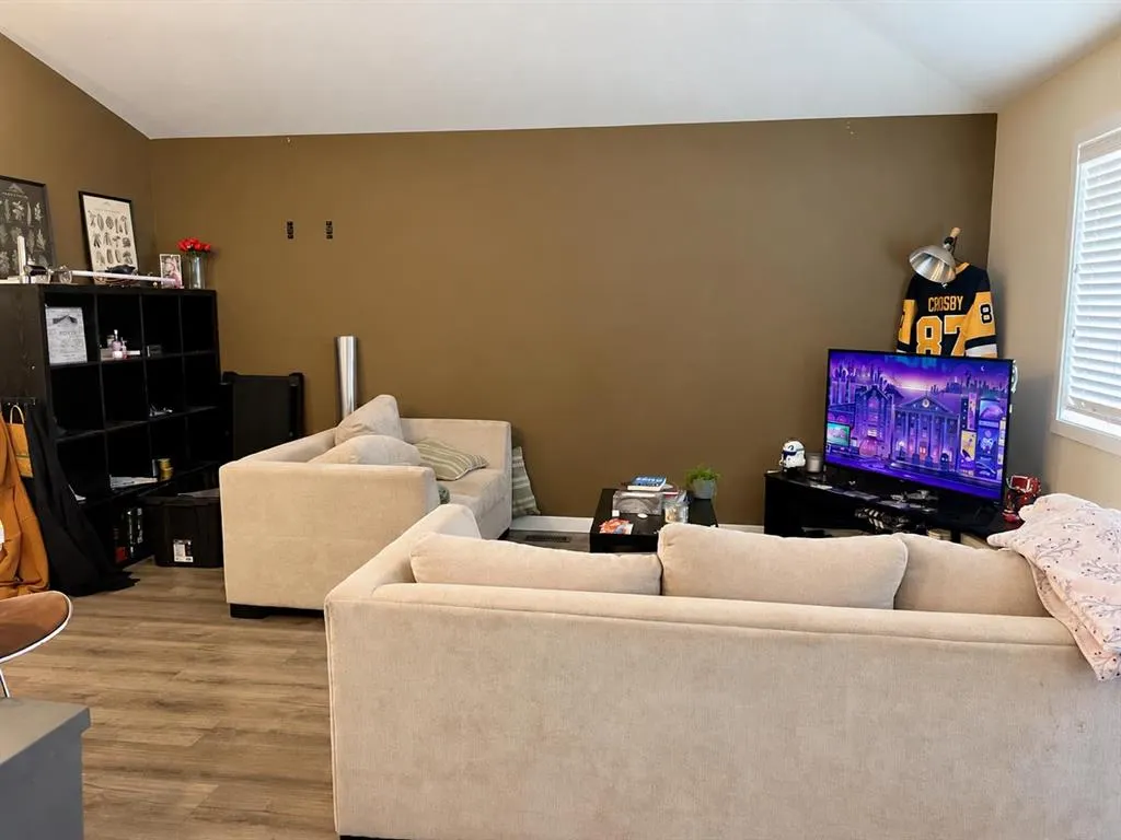305 Coalbanks Boulevard W