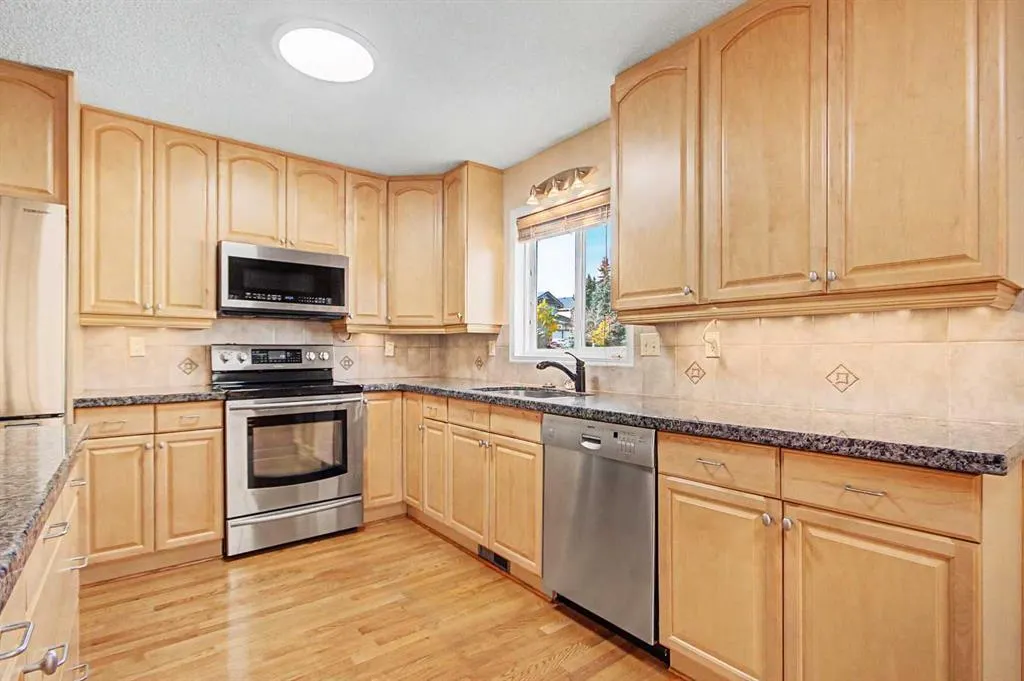 164 Strathaven Circle SW
