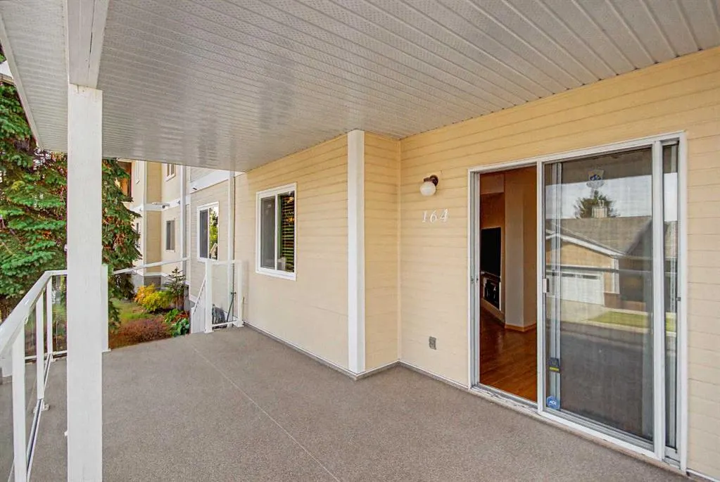 164 Strathaven Circle SW