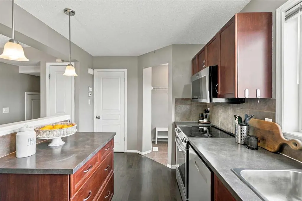 144 Elgin Meadows View SE