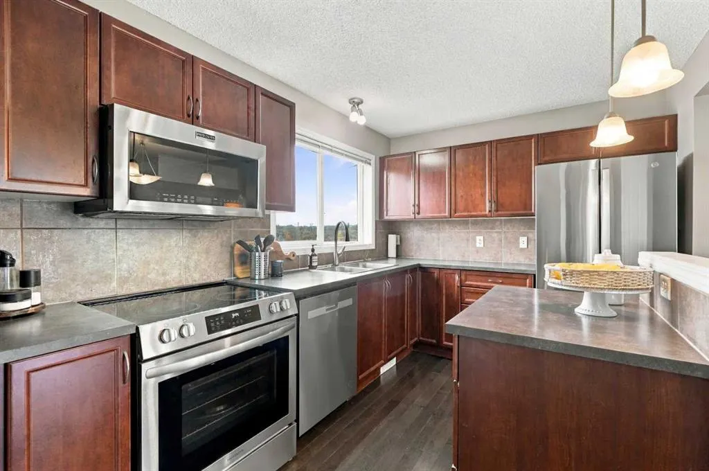 144 Elgin Meadows View SE
