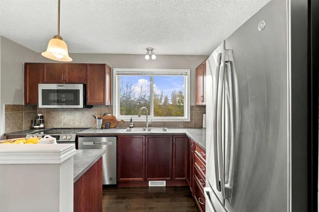 144 Elgin Meadows View SE