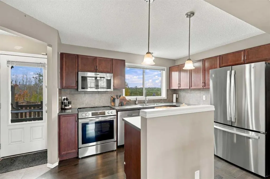 144 Elgin Meadows View SE