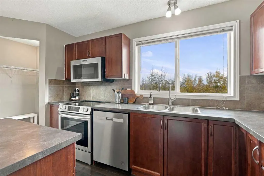 144 Elgin Meadows View SE