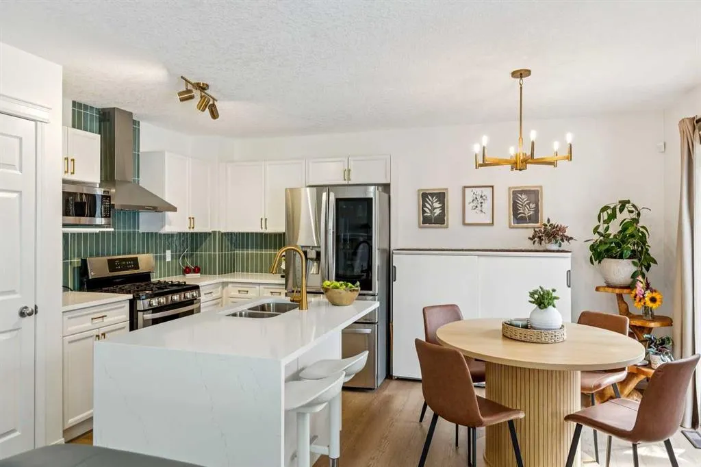 242 Cougar Plateau Mews SW