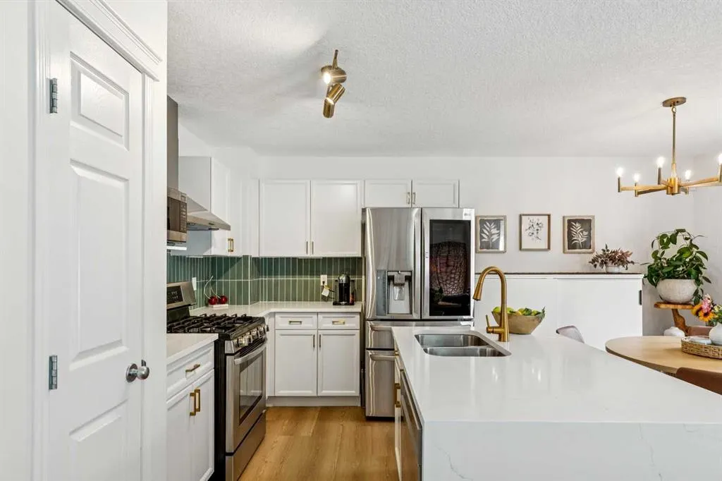 242 Cougar Plateau Mews SW