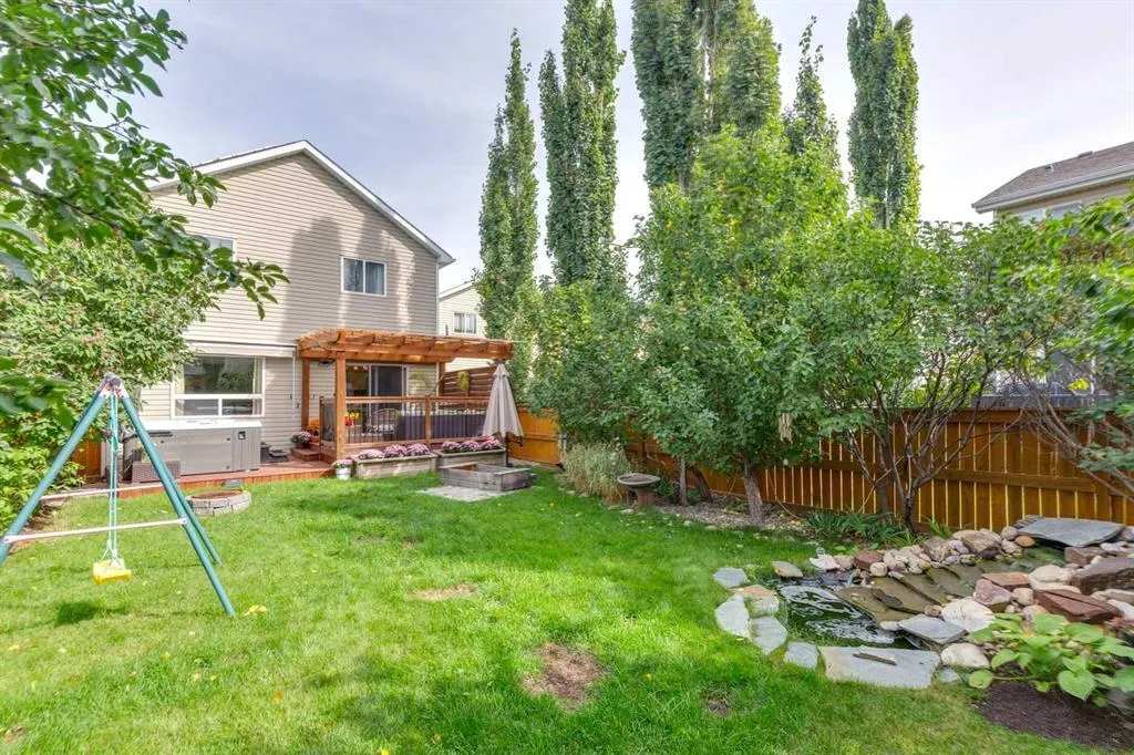 242 Cougar Plateau Mews SW