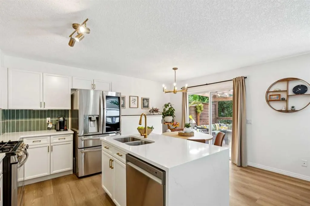 242 Cougar Plateau Mews SW