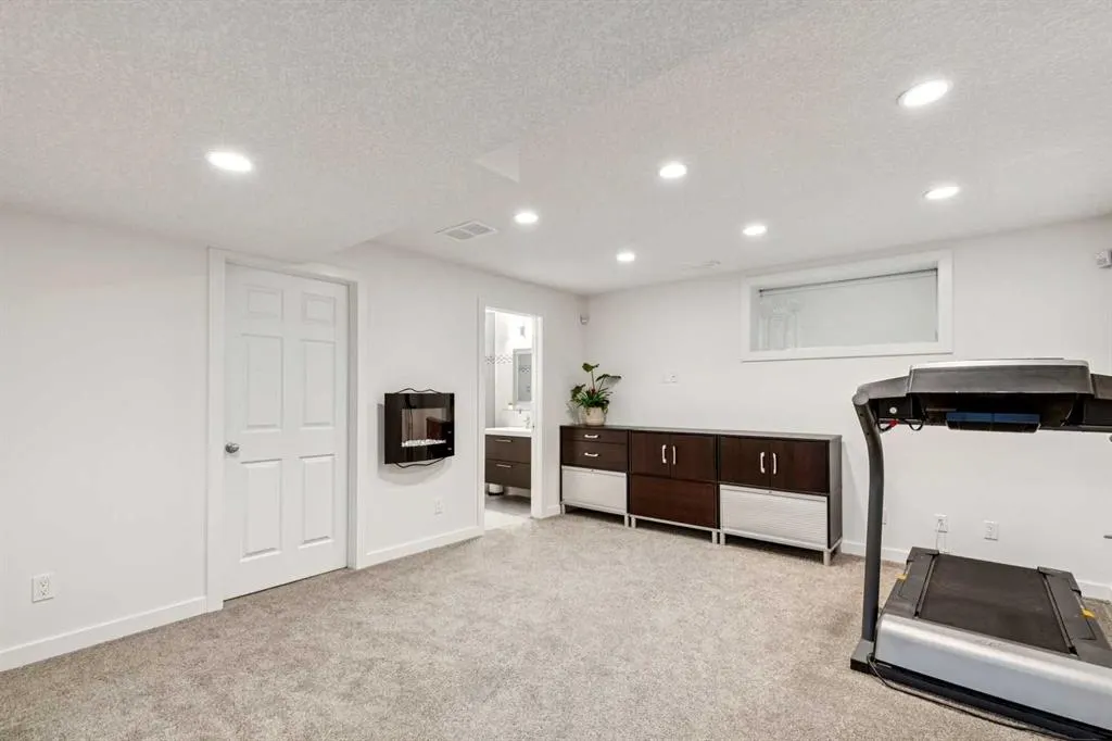 242 Cougar Plateau Mews SW
