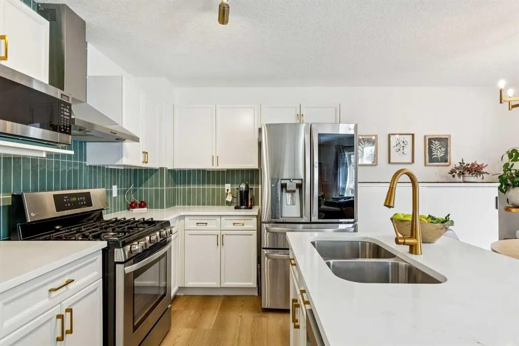 242 Cougar Plateau Mews SW