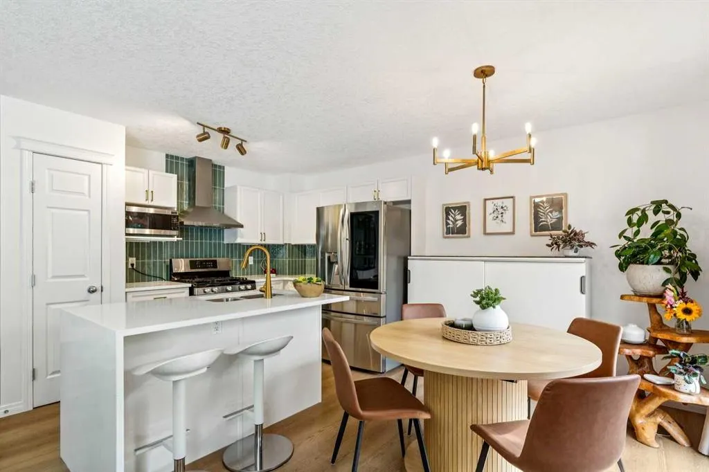 242 Cougar Plateau Mews SW