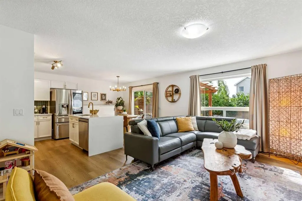 242 Cougar Plateau Mews SW
