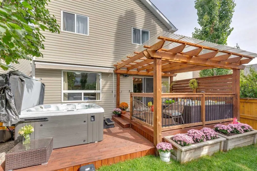242 Cougar Plateau Mews SW