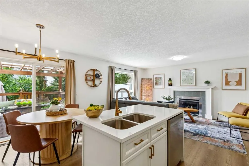242 Cougar Plateau Mews SW