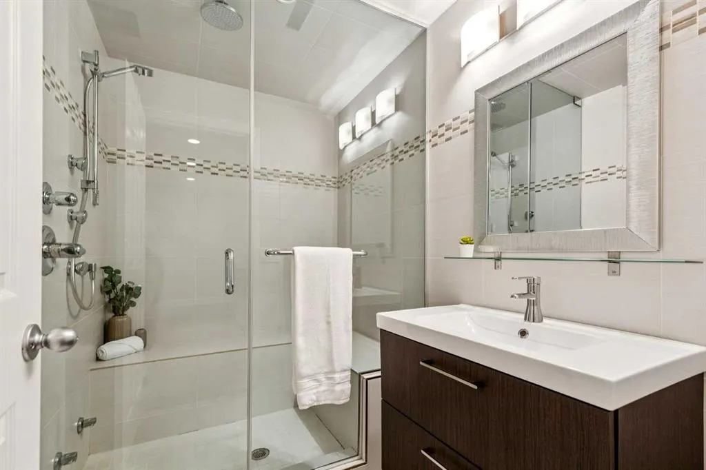 242 Cougar Plateau Mews SW