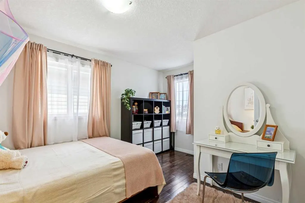 242 Cougar Plateau Mews SW
