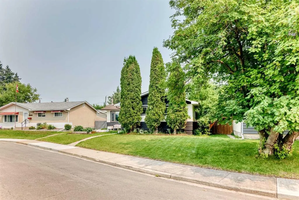 3313 42A Avenue Close