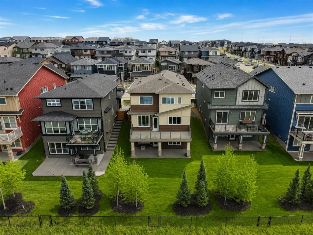 81 Carringvue Manor NW