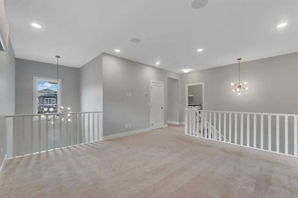 81 Carringvue Manor NW