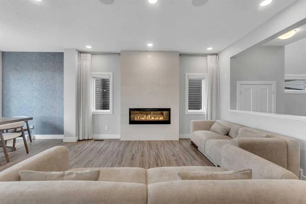 81 Carringvue Manor NW