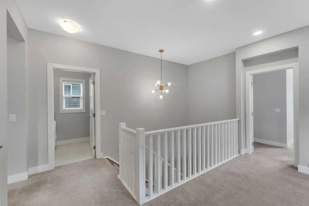 81 Carringvue Manor NW