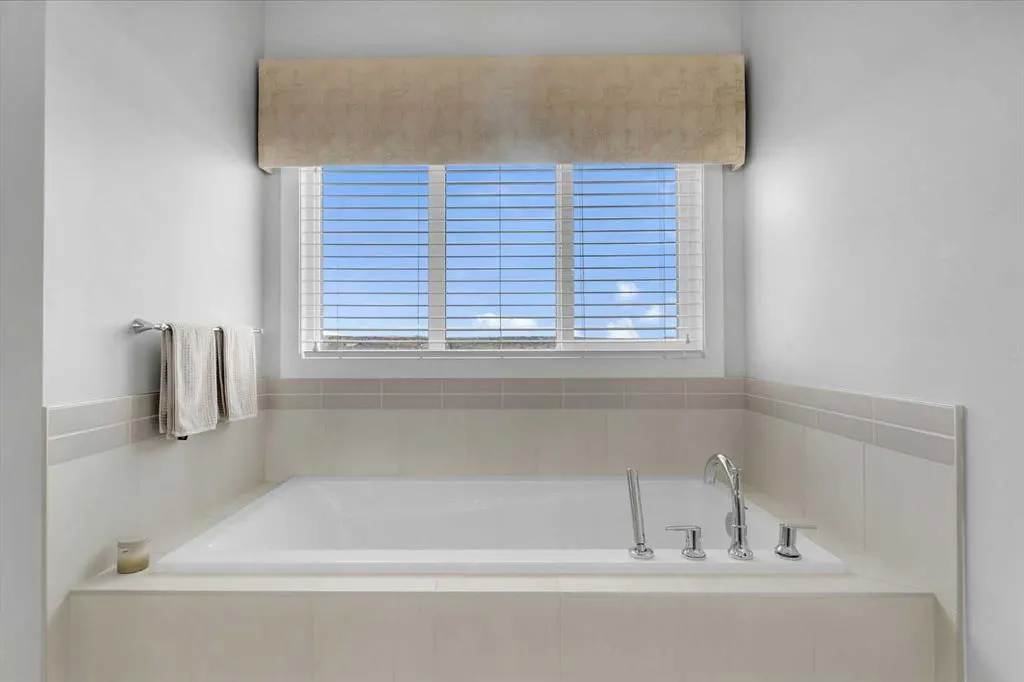 81 Carringvue Manor NW