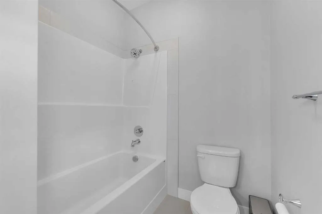 81 Carringvue Manor NW