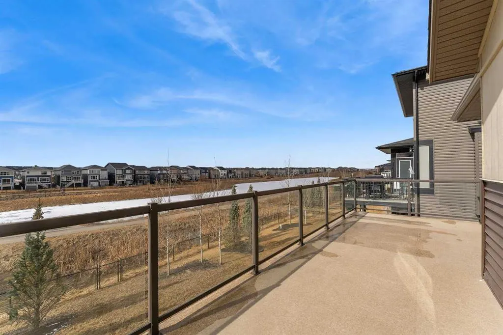 81 Carringvue Manor NW