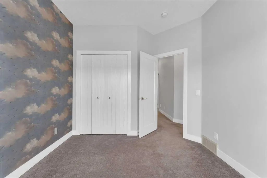 81 Carringvue Manor NW