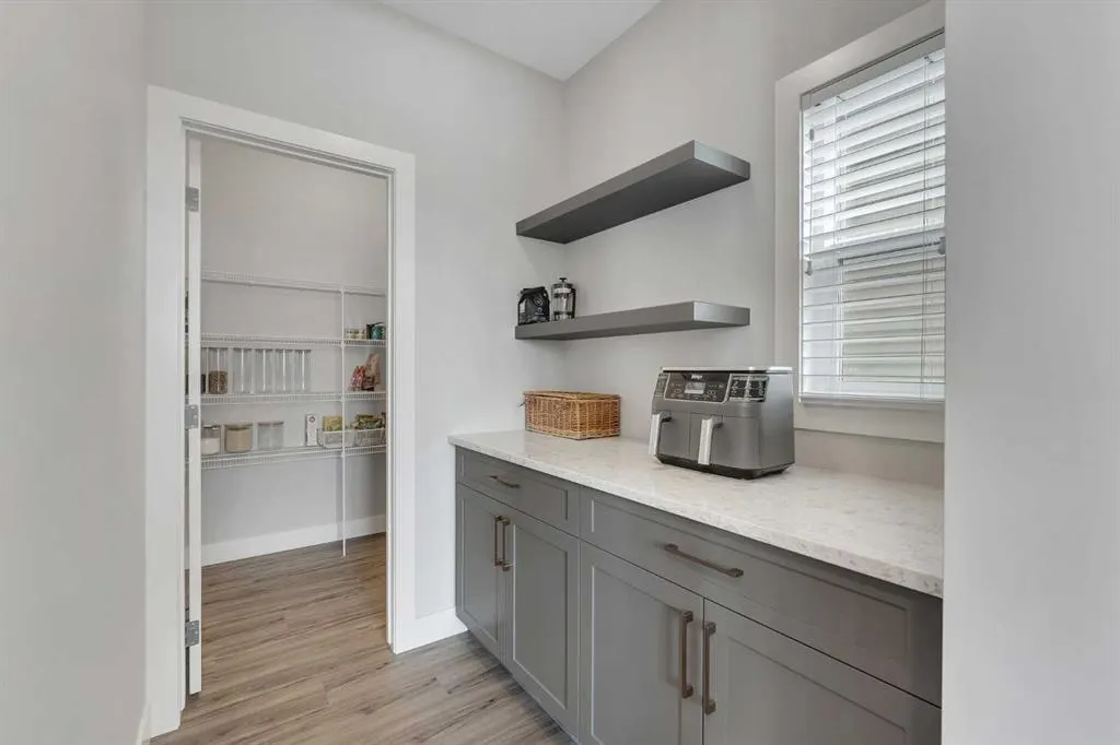 81 Carringvue Manor NW